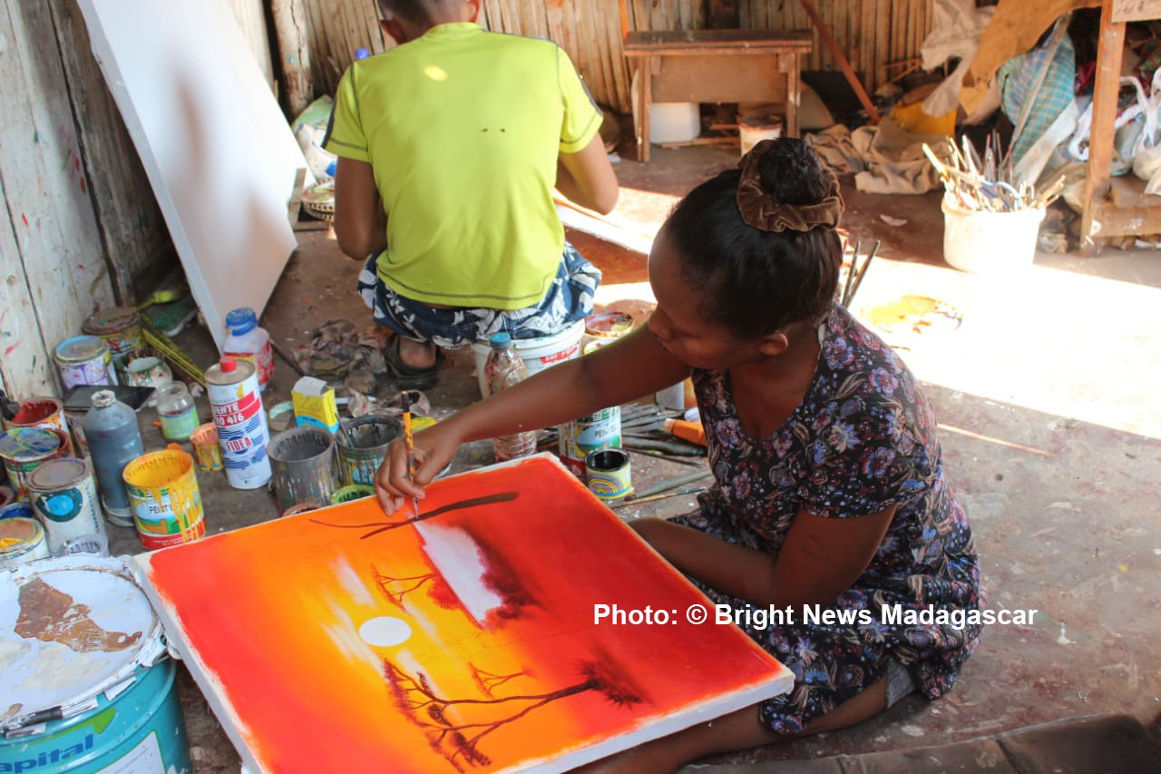 Cette artisan-peintre perfectionne son travail